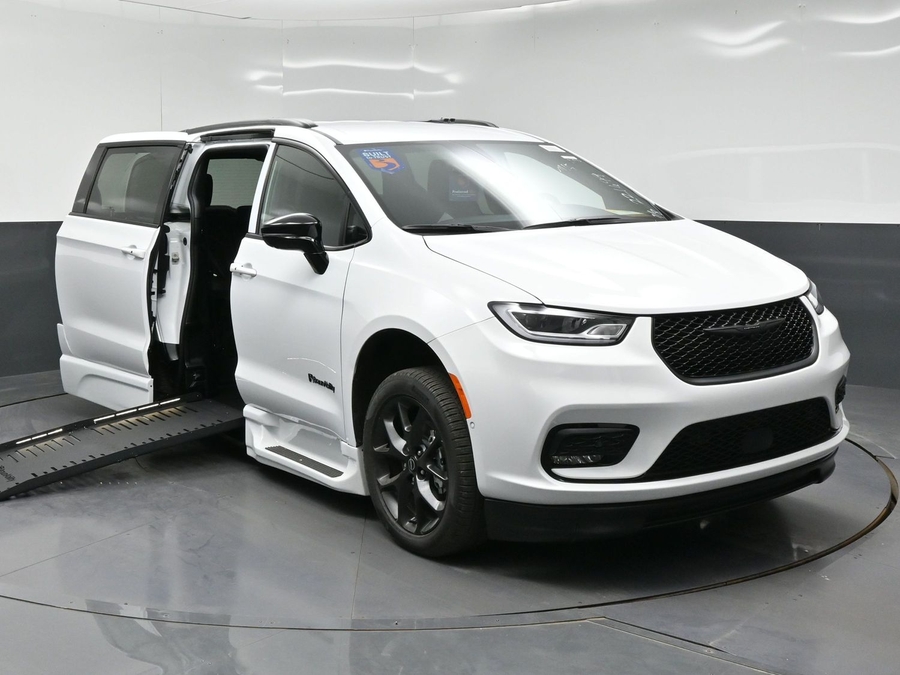New 2026 Chrysler Pacifica Select Sport - BraunAbility Side Entry Fold Out Automatic Ramp