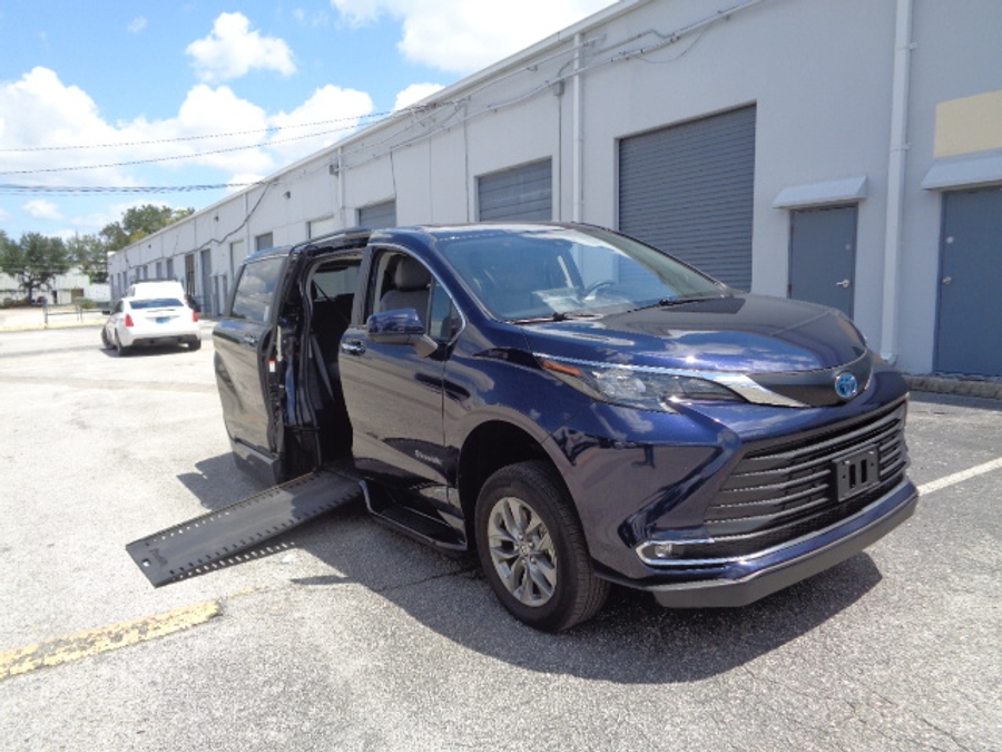 Used 2024 Toyota Sienna Hybrid XLE - BraunAbility Side Entry Fold Out Automatic Ramp