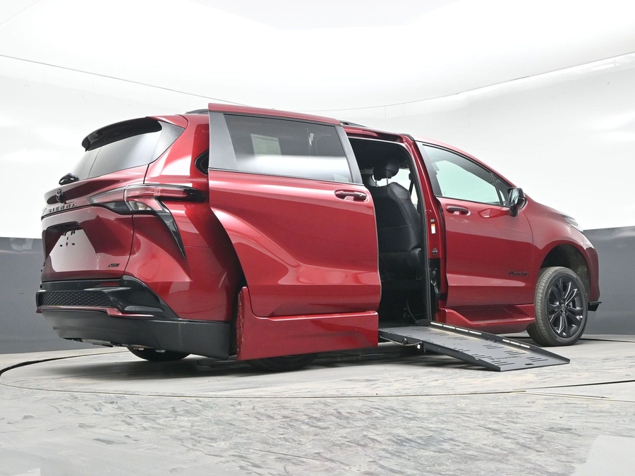 New 2026 Toyota Sienna Hybrid XSE Sport - BraunAbility Side Entry Entry Fold Out Automatic Ramp