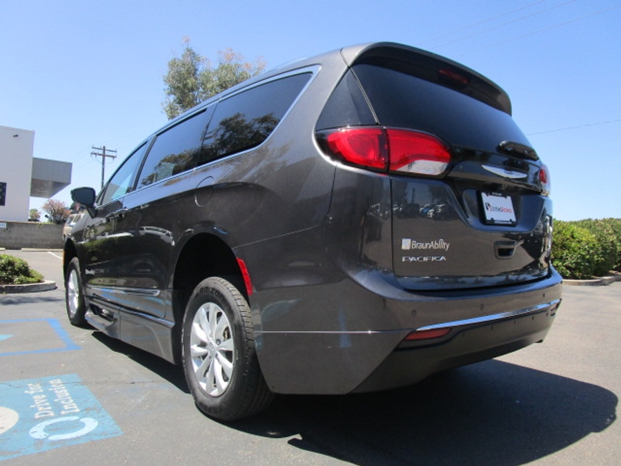 Used 2018 Chrysler Pacifica Touring L - BraunAbility Side Entry In Floor Automatic Ramp