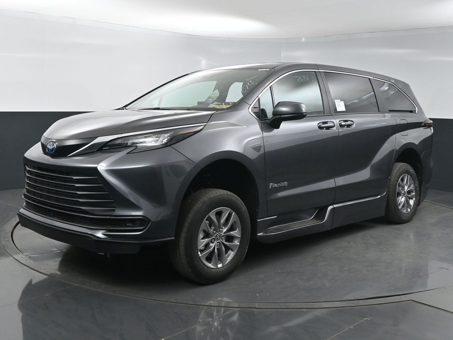 New 2025 Toyota Sienna Hybrid LE - BraunAbility Side Entry Entry Fold Out Automatic Ramp