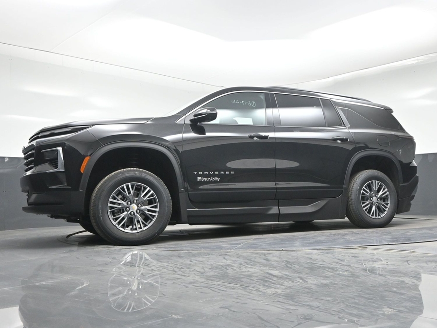 Black Chevrolet Traverse image number 17
