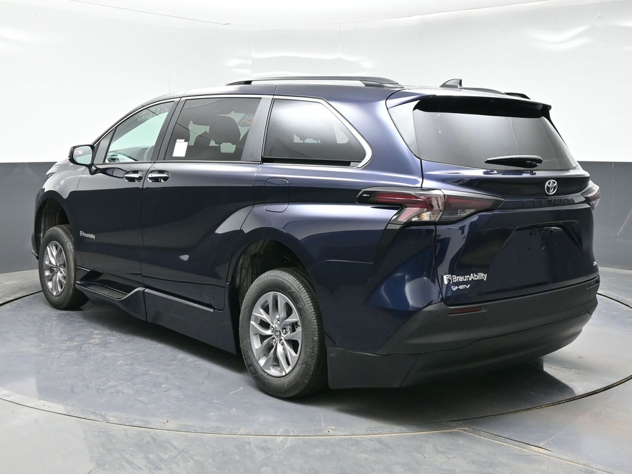 Blue Toyota Sienna image number 4