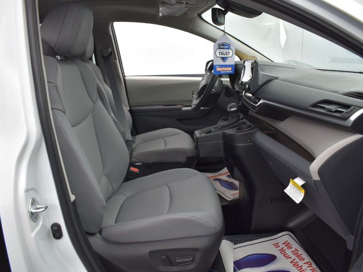 2023 Toyota Sienna XLE - Photo 2