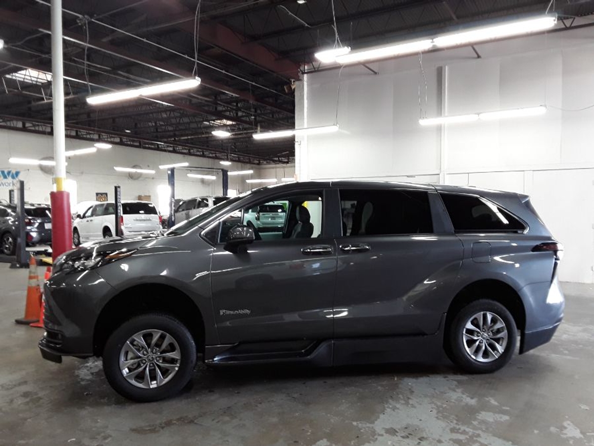 2025 TOYOTA SIENNA - Image 30