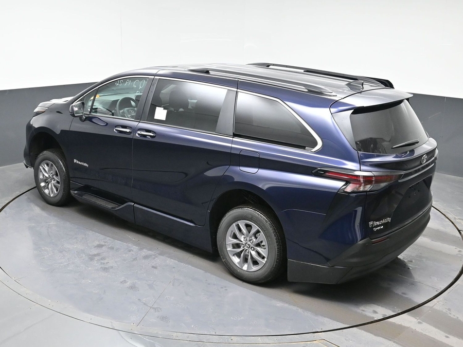 New 2026 Toyota Sienna Hybrid XLE Base - BraunAbility Side Entry Entry Fold Out Automatic Ramp