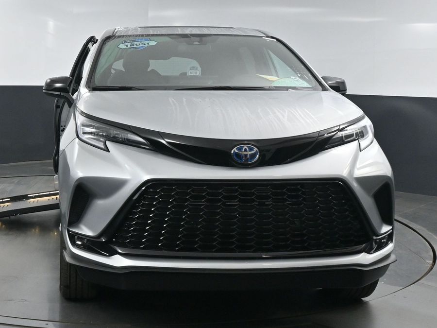 New 2025 Toyota Sienna Hybrid XSE Sport - BraunAbility Side Entry Entry Fold Out Automatic Ramp