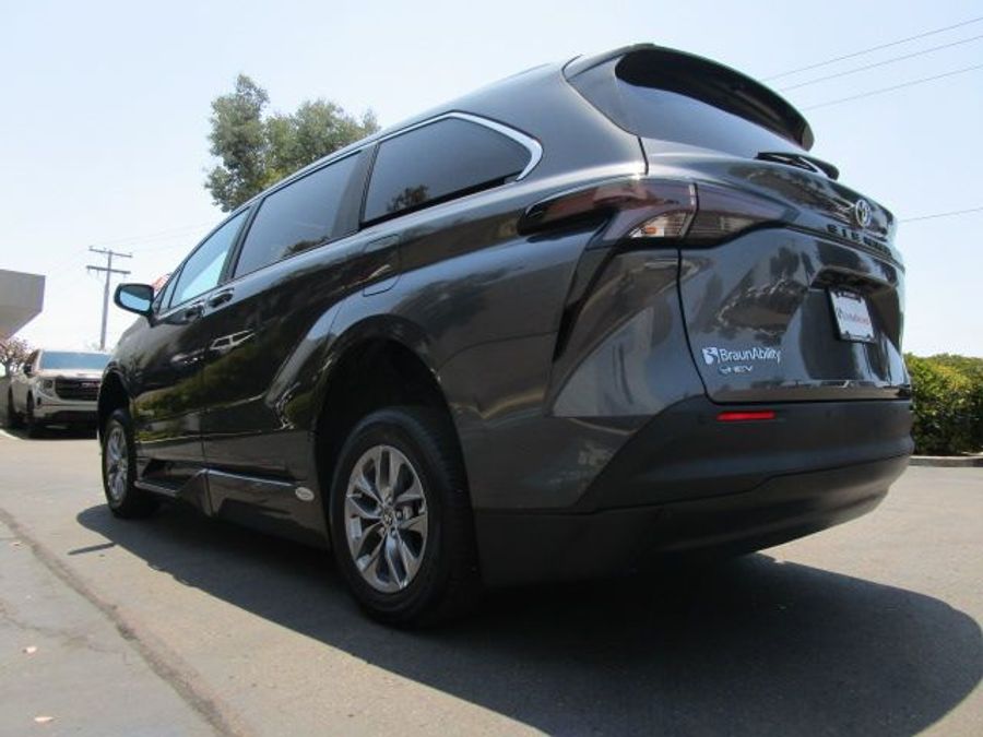 New 2025 Toyota Sienna Hybrid XLE Plus - BraunAbility Side Entry Entry In Floor Automatic Ramp