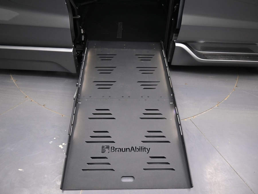 Grey Toyota Sienna image number 6