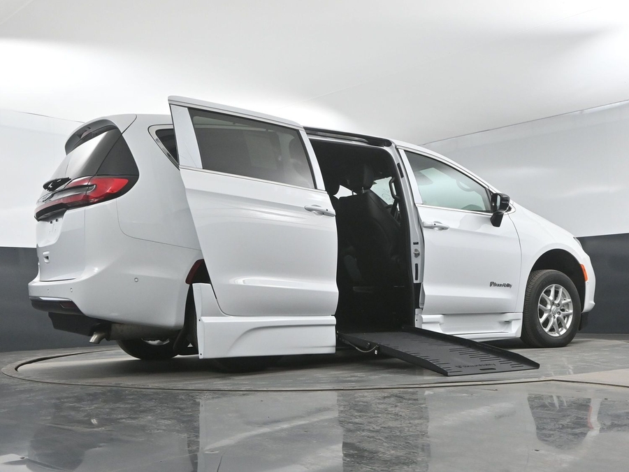 New 2025 Chrysler Pacifica Select Safety - BraunAbility Side Entry Entry Fold Out Automatic Ramp