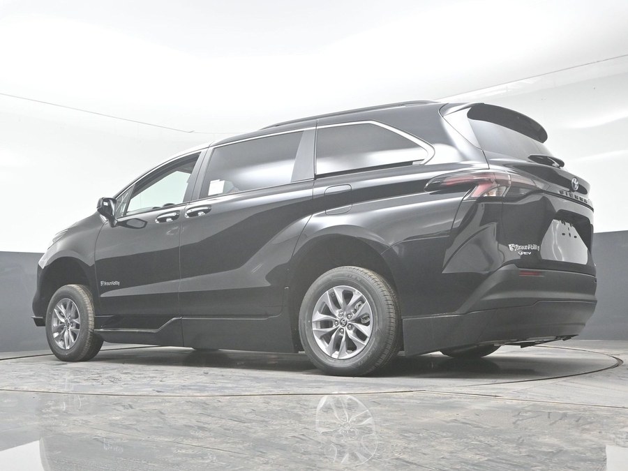 New 2025 Toyota Sienna Hybrid XLE Plus - BraunAbility Side Entry Entry Fold Out Automatic Ramp