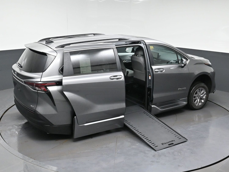 Grey Toyota Sienna image number 8