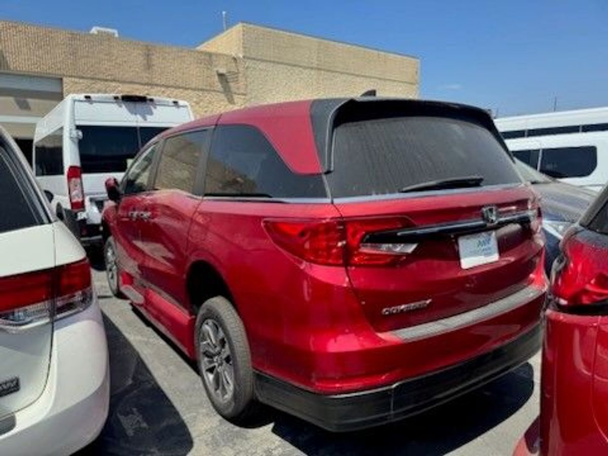 Red Honda Odyssey image number 6