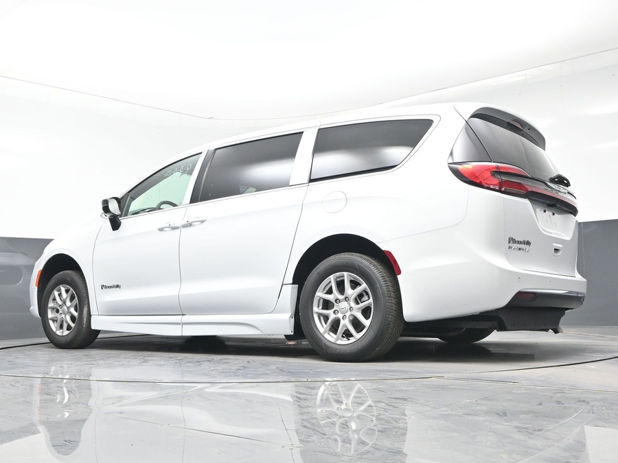 White Chrysler Pacifica image number 20