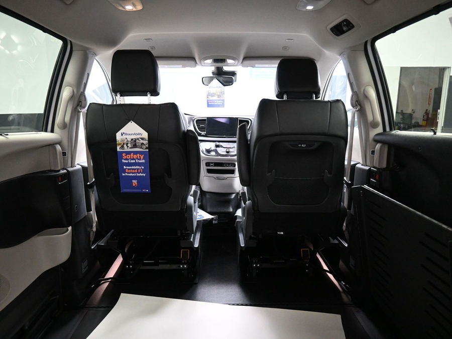 White Chrysler Pacifica image number 14