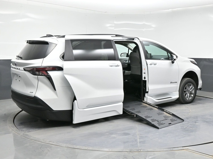 New 2026 Toyota Sienna Hybrid XLE Plus - BraunAbility Side Entry Entry Fold Out Automatic Ramp