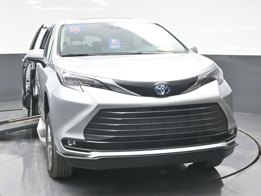 New 2025 Toyota Sienna Hybrid XLE Base - BraunAbility Side Entry Entry Fold Out Automatic Ramp