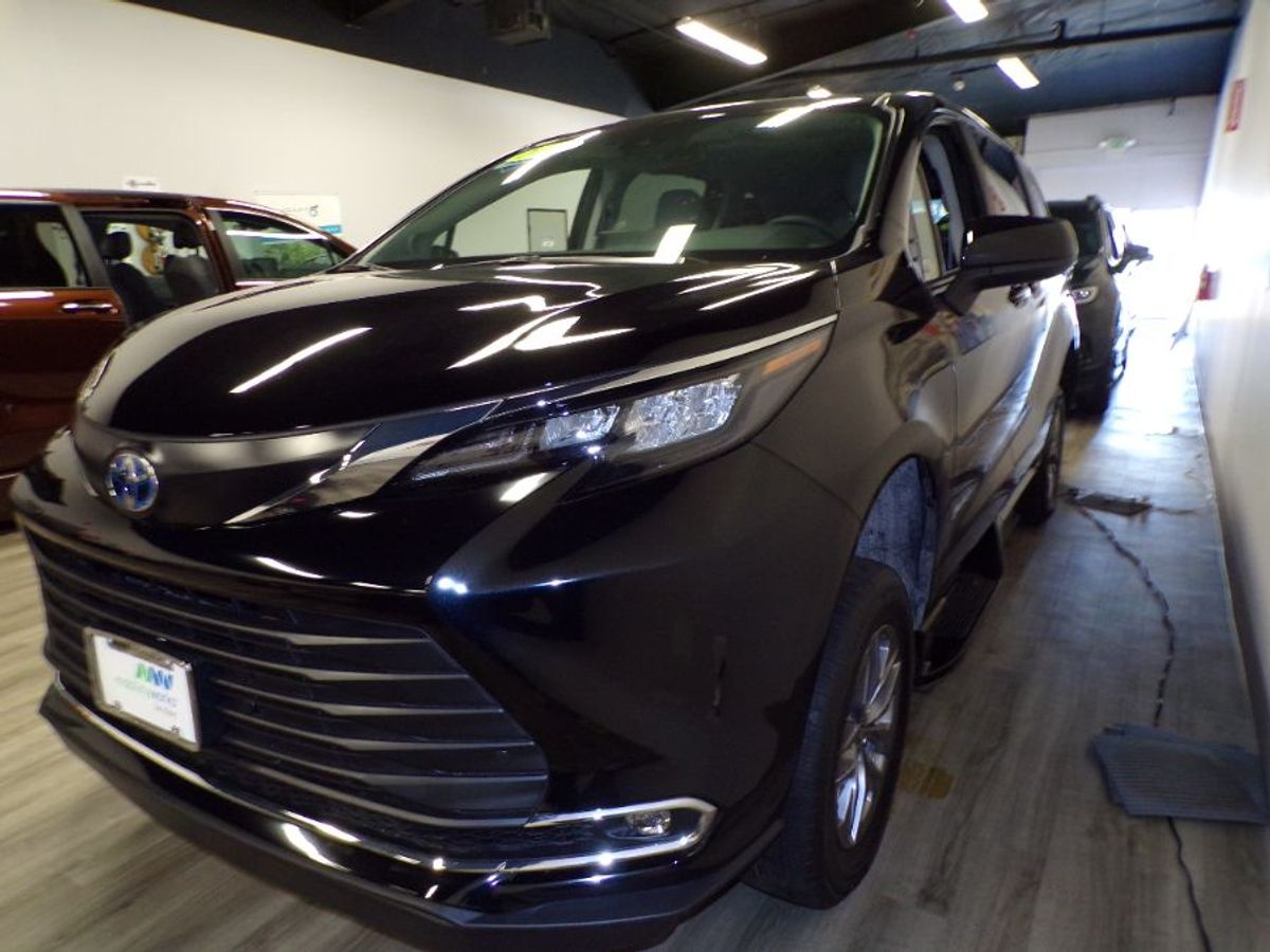 Black Toyota Sienna image number 8