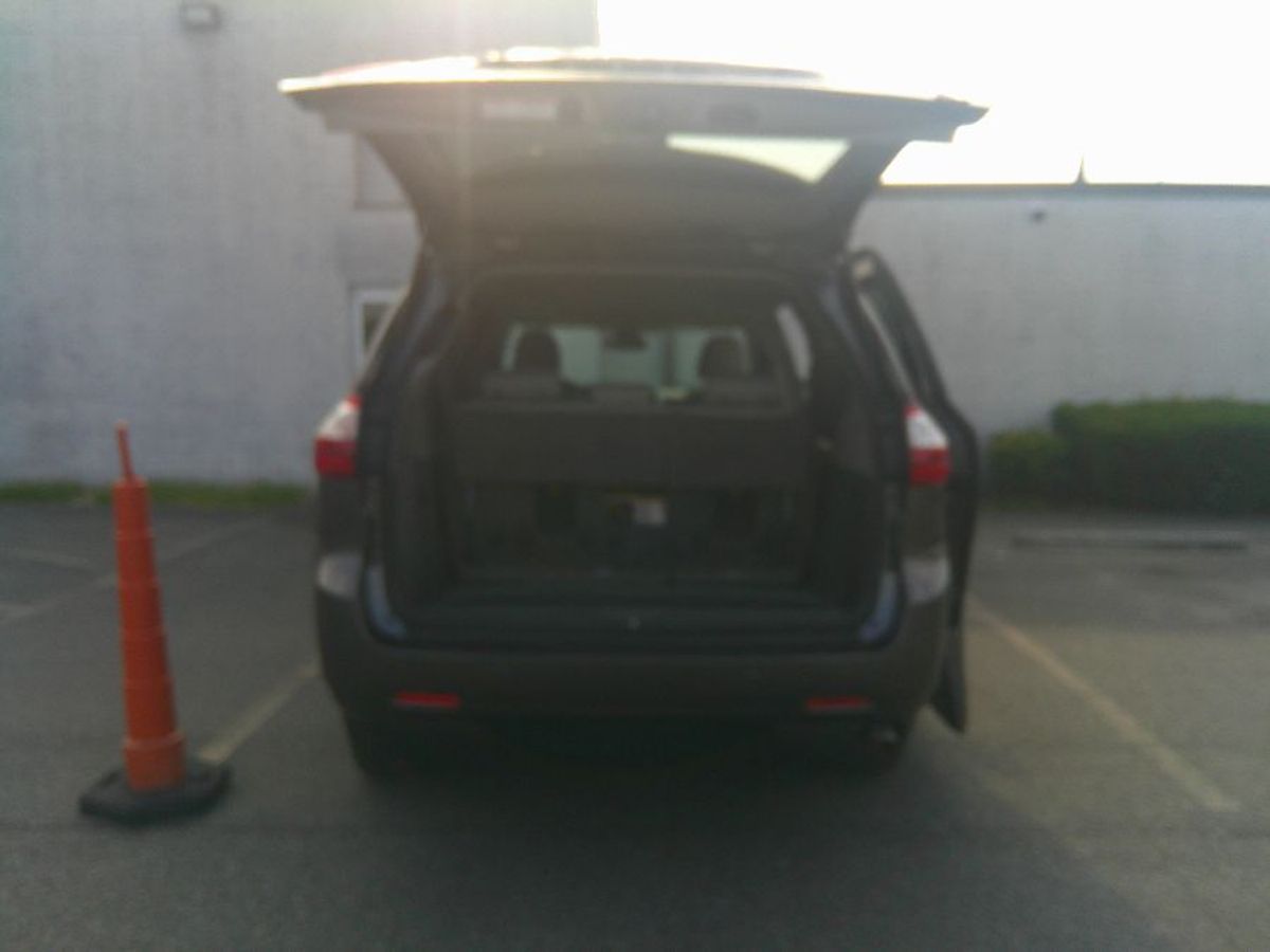 Grey Toyota Sienna image number 15