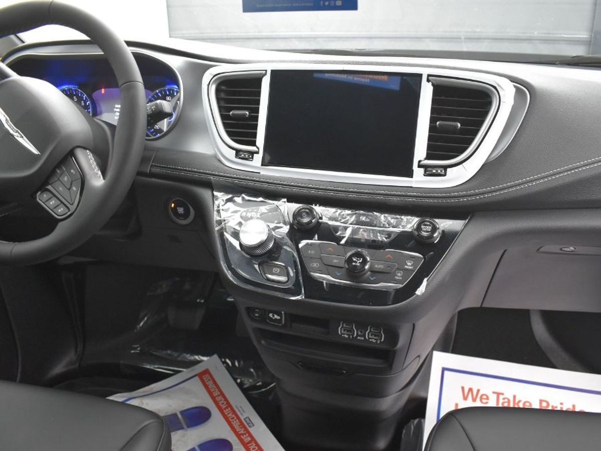 White Chrysler Pacifica image number 5