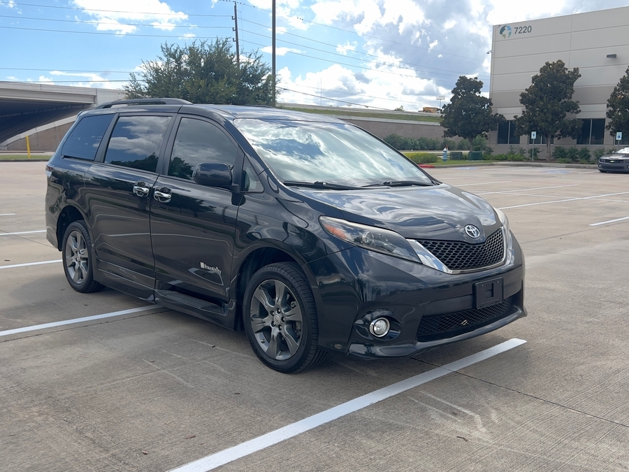 Used 2015 Toyota Sienna SE - BraunAbility Side Entry Entry In Floor Automatic Ramp