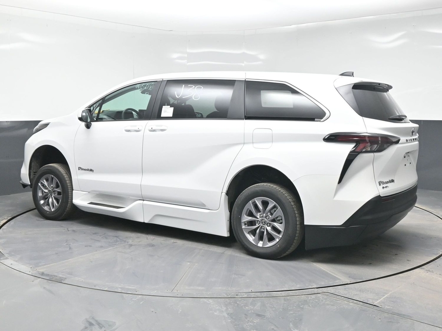New 2025 Toyota Sienna Hybrid LE - BraunAbility Side Entry Entry Fold Out Automatic Ramp