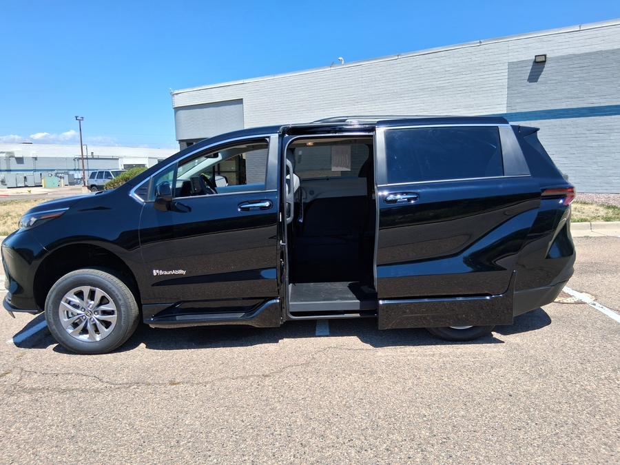 Black Toyota Sienna image number 17