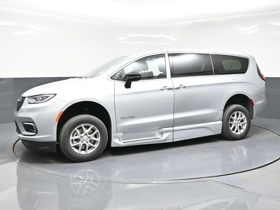 Silver Chrysler Pacifica image number 6