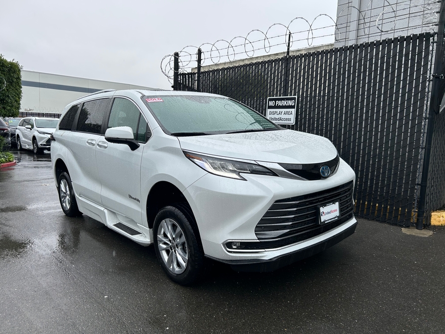 Used 2022 Toyota Sienna Hybrid Limited - BraunAbility Side Entry Entry In Floor Automatic Ramp