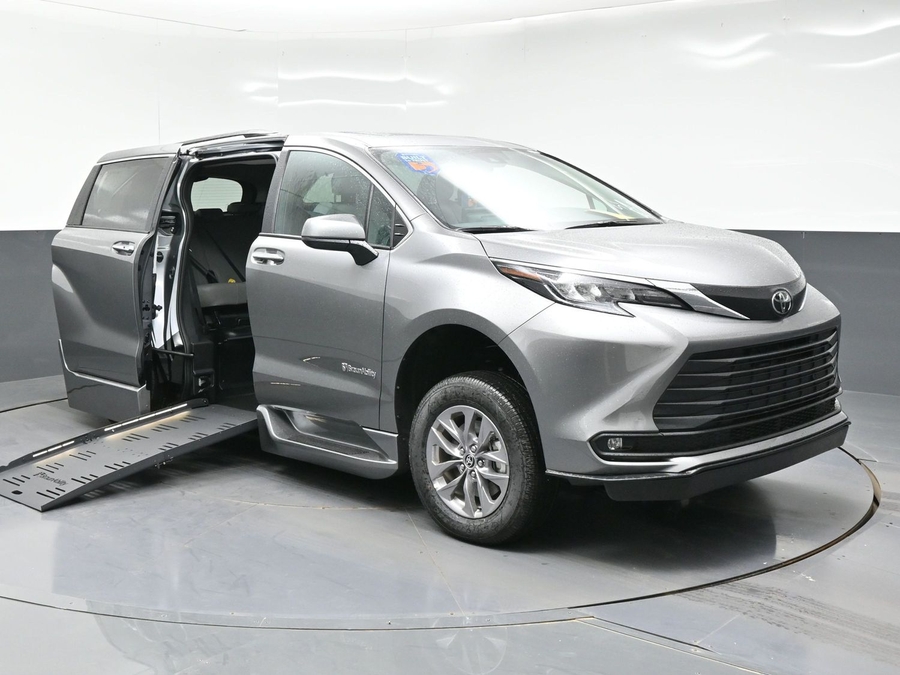 New 2026 Toyota Sienna Hybrid XLE Base - BraunAbility Side Entry Entry Fold Out Automatic Ramp