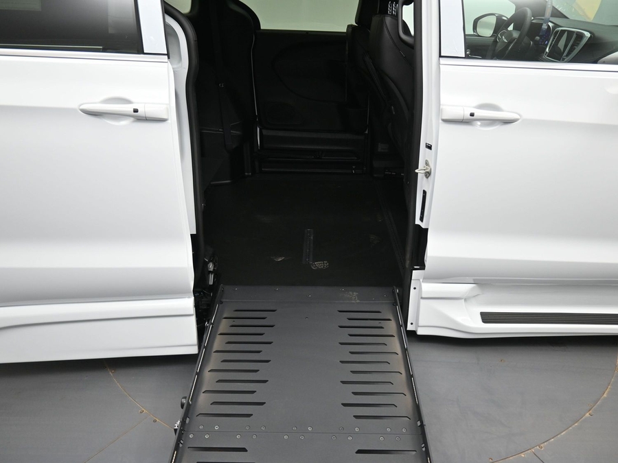 New 2026 Chrysler Pacifica Select Safety - BraunAbility Side Entry Entry Fold Out Automatic Ramp