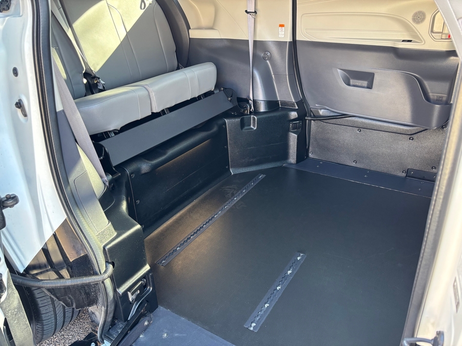 Used 2021 Toyota Sienna Hybrid XLE Base - BraunAbility Side Entry Entry Fold Out Automatic Ramp