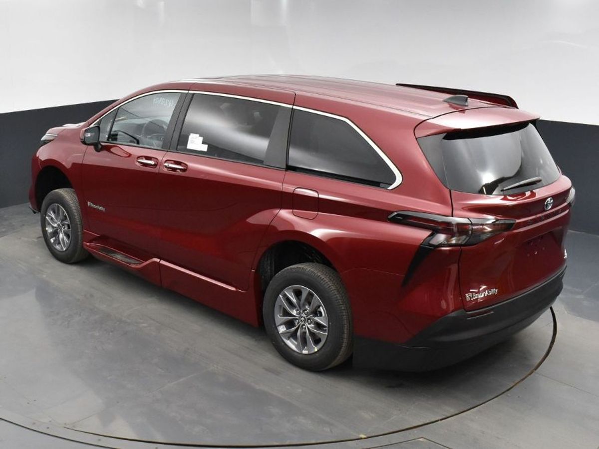 Red Toyota Sienna image number 18