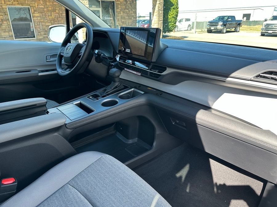 New 2026 Toyota Sienna Hybrid LE - Vantage Mobility Rear Entry Entry Fold Out Manual Ramp