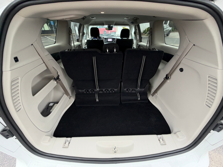 White Chrysler Voyager image number 14