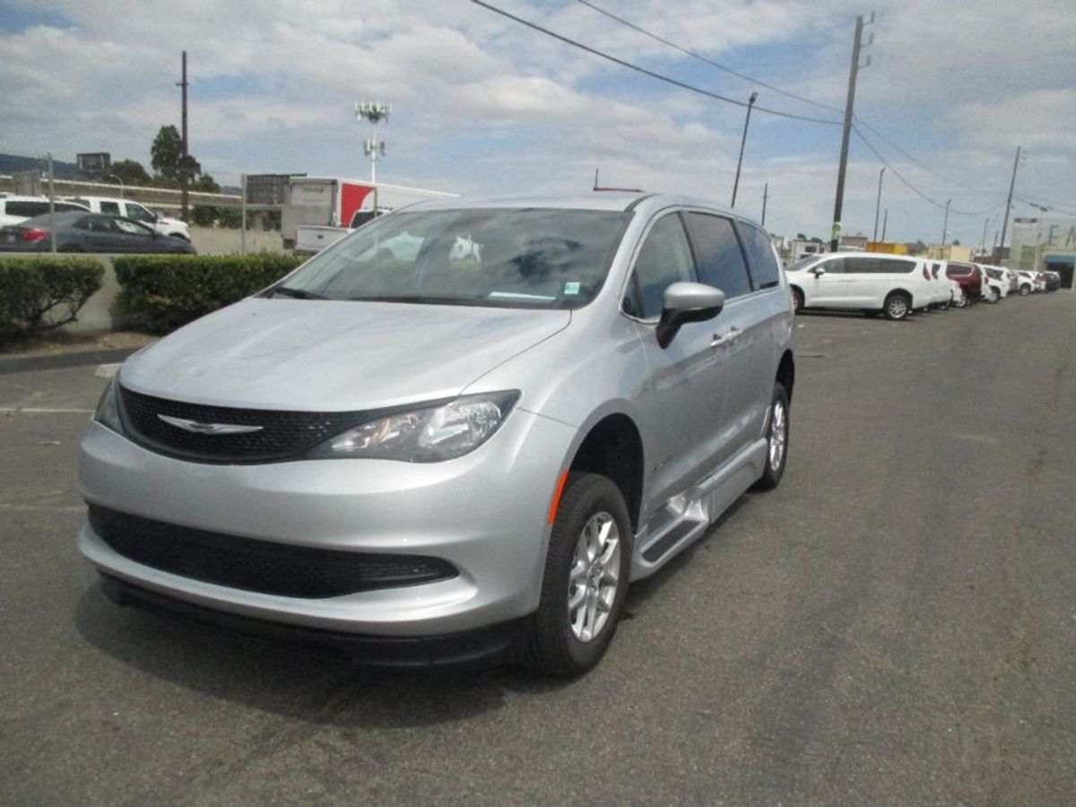Silver Chrysler Voyager image number 7