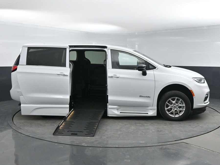 Used 2025 Chrysler Pacifica Select Safety - BraunAbility Side Entry Fold Out Automatic Ramp