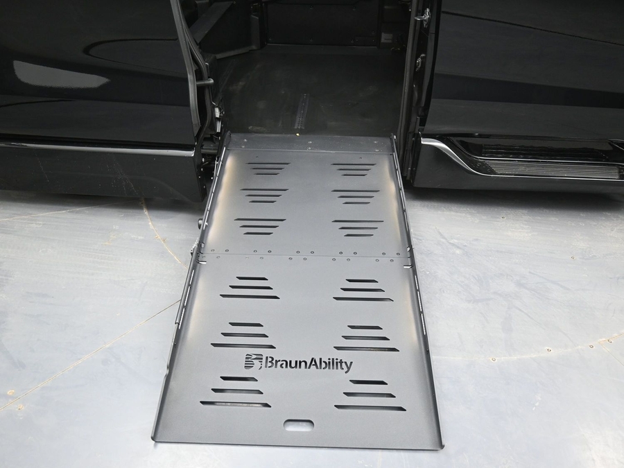 New 2026 Toyota Sienna Hybrid XLE Base - BraunAbility Side Entry Entry Fold Out Automatic Ramp