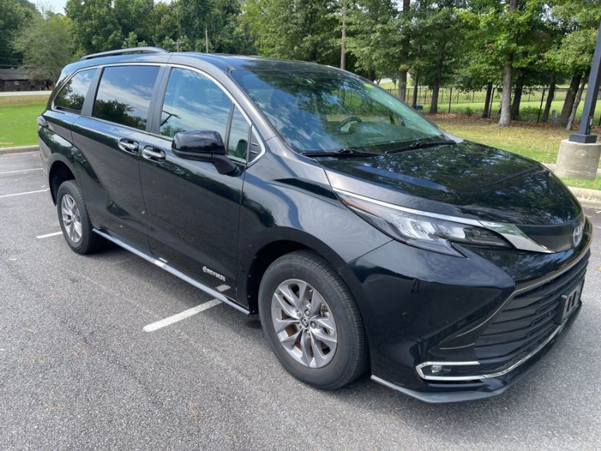 Black Toyota Sienna image number 2