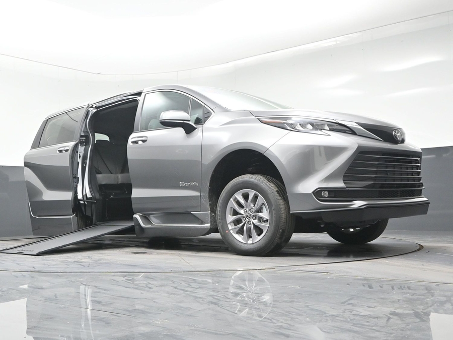 Grey Toyota Sienna image number 18