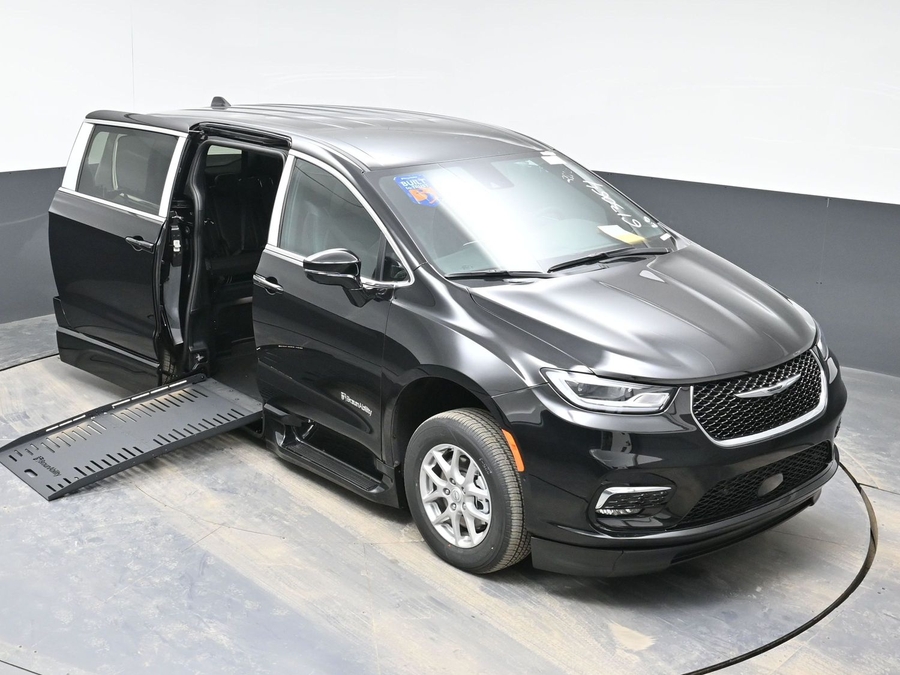 Black Chrysler Pacifica image number 22