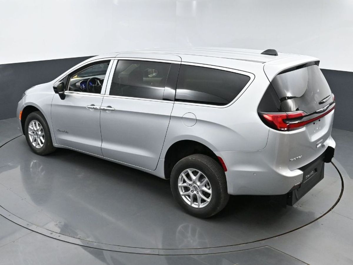 Silver Chrysler Pacifica image number 12