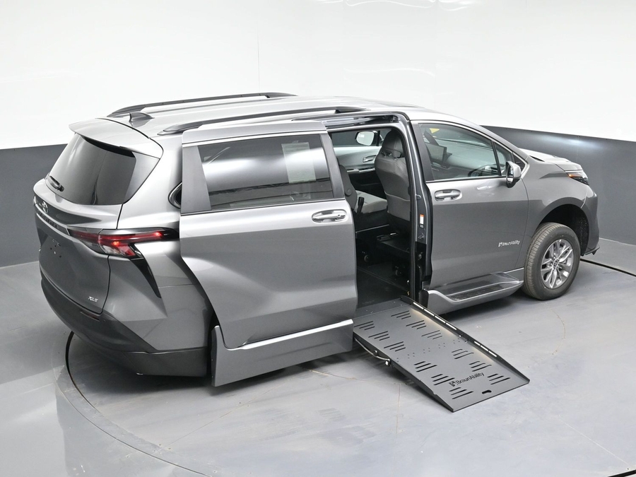 Grey Toyota Sienna image number 8