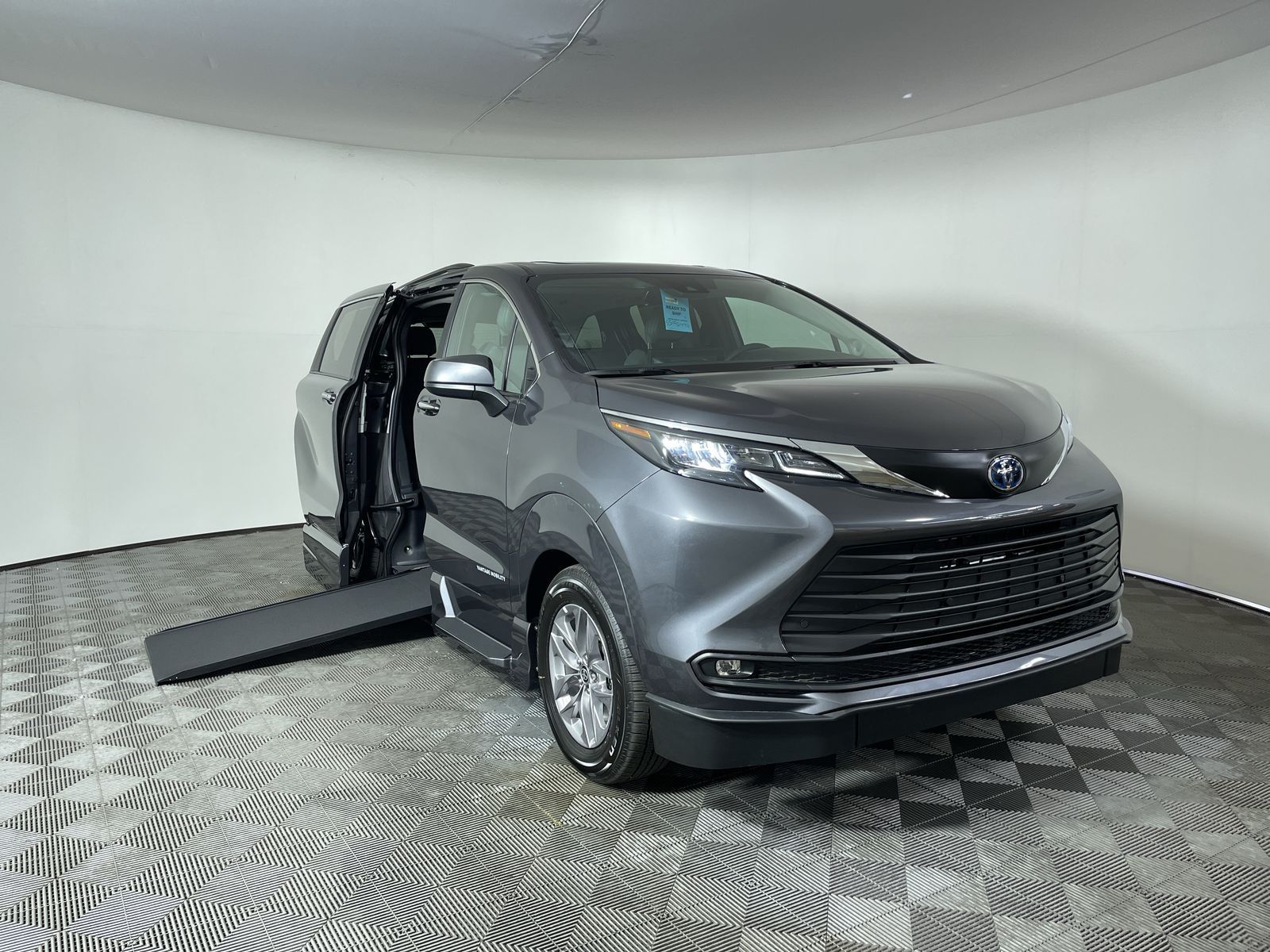 2025 Toyota Sienna AWD XLE Plus