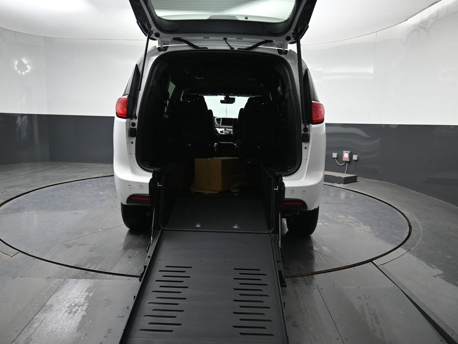 White Chrysler Voyager image number 9