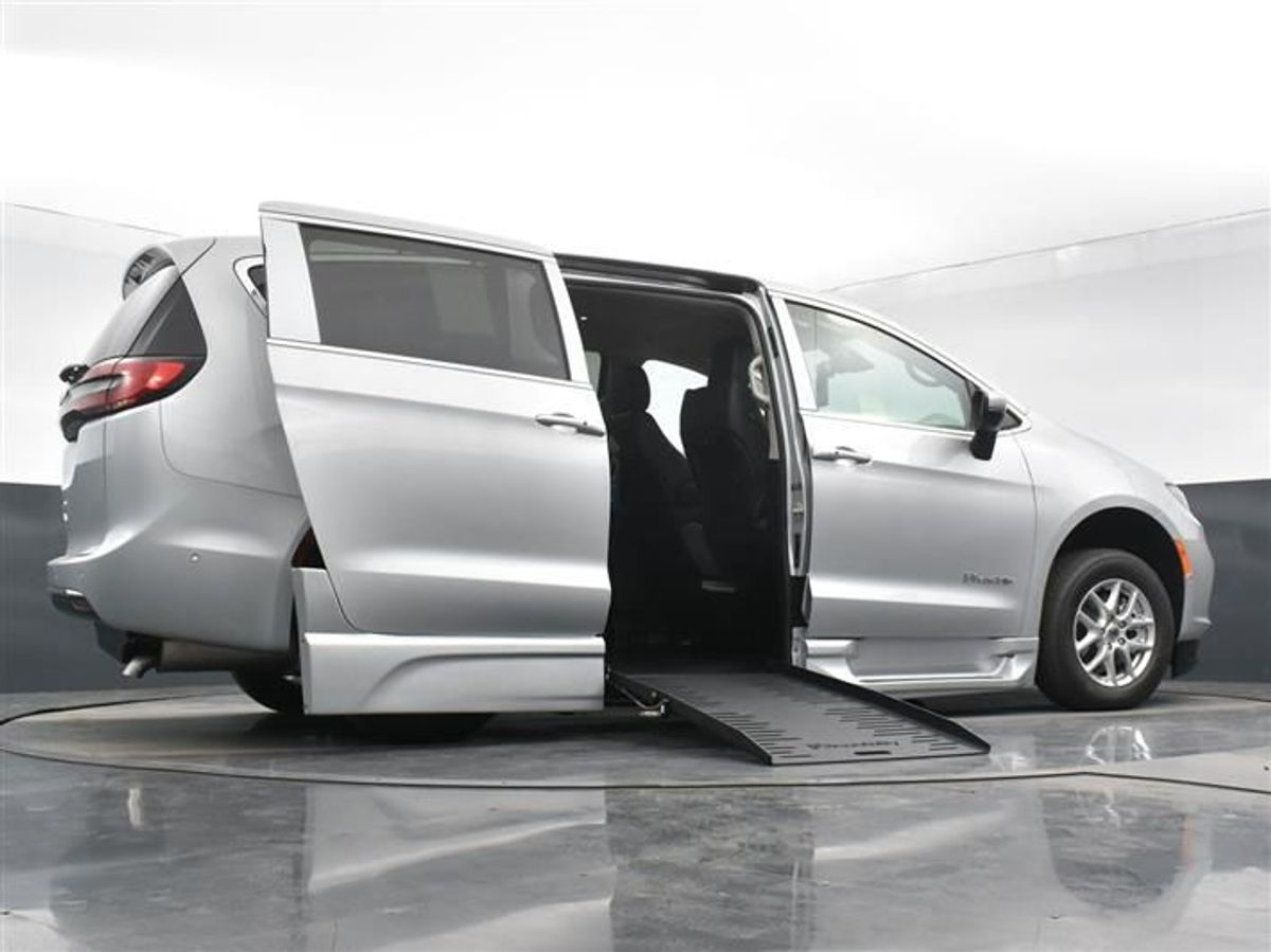 Silver Chrysler Pacifica image number 19