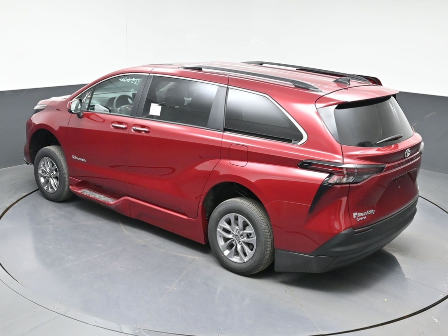 Red Toyota Sienna image number 21