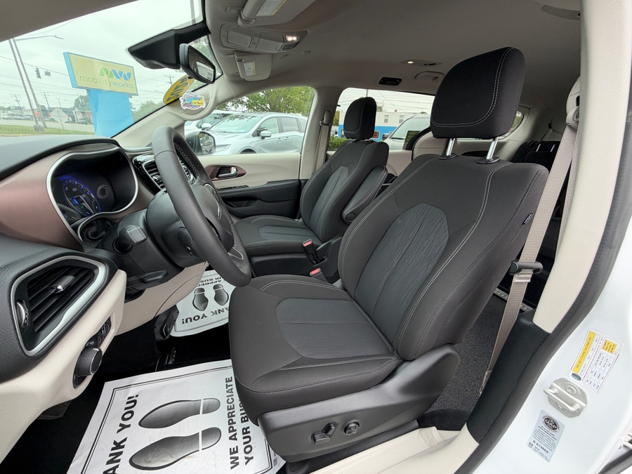 White Chrysler Voyager image number 42