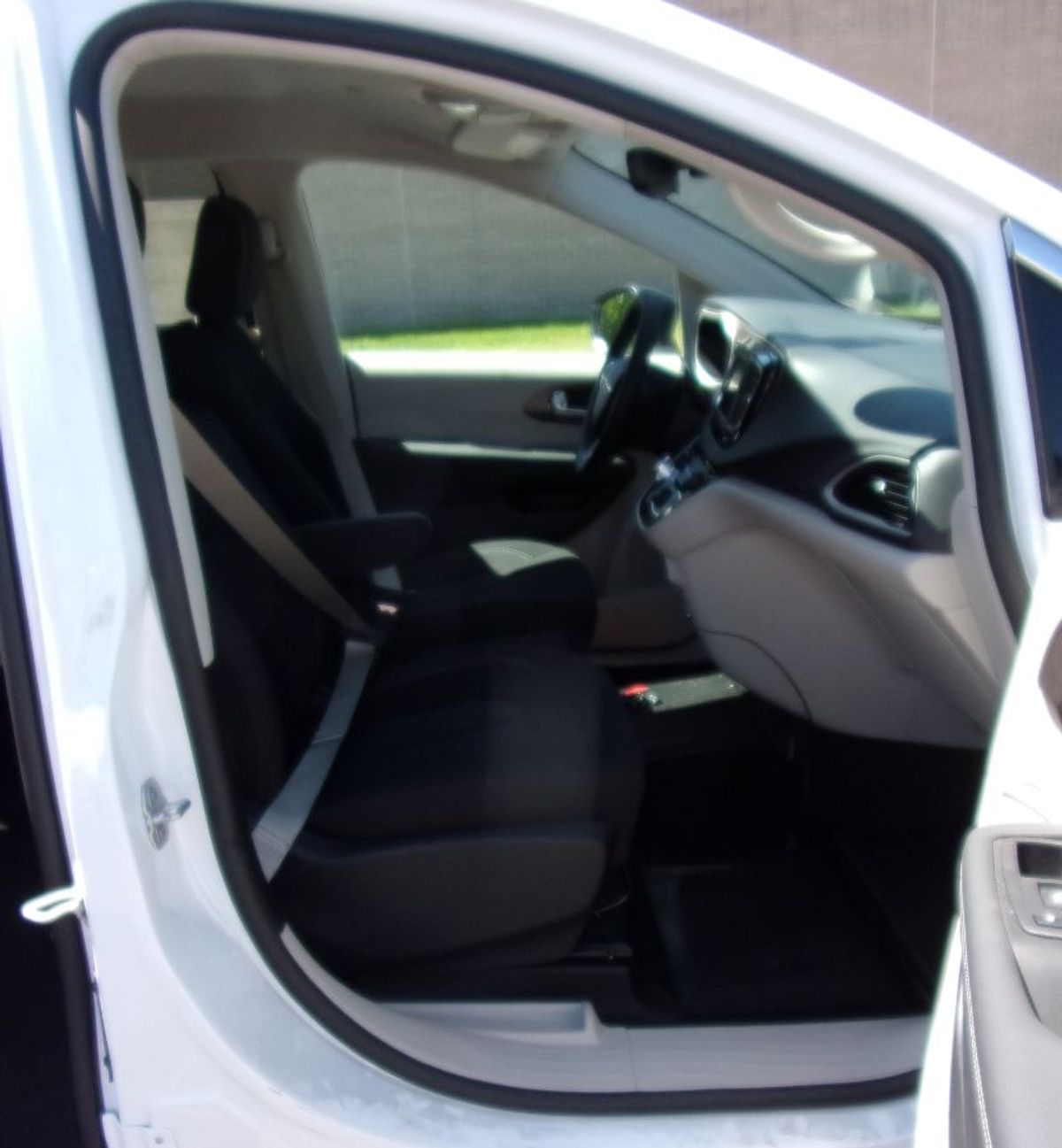 White Chrysler Voyager image number 13