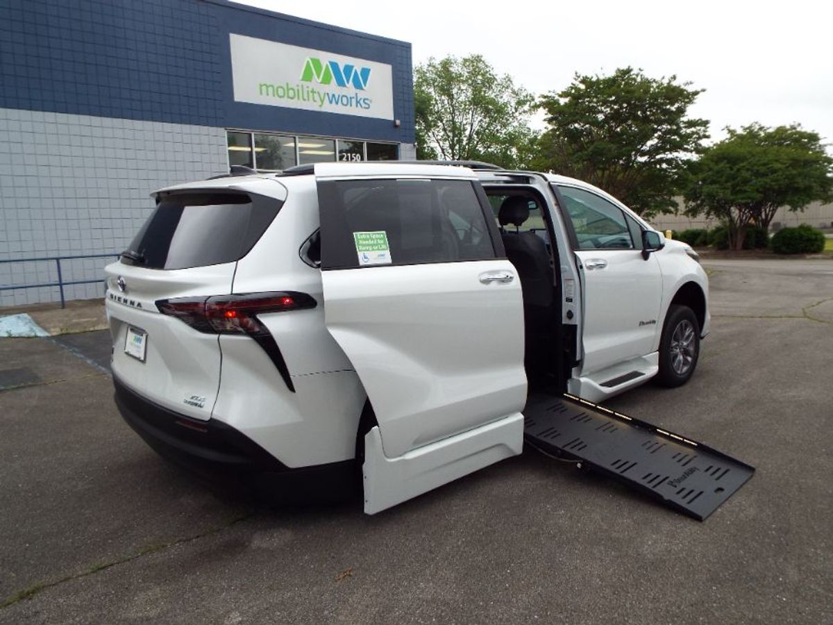 2024 TOYOTA SIENNA - Image 29